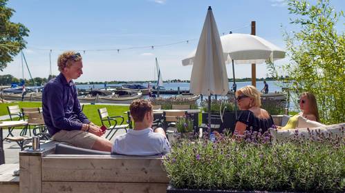 Fissertje Kaag havenkantoor terras team.jpg